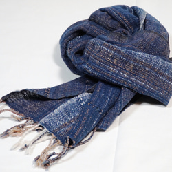 〜秋風とともに、巻物で自分らしく、プレゼントにも〜　手紬ぎスカーフ　綿　藍　草木染め　209S007 4枚目の画像