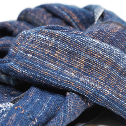 〜秋風とともに、巻物で自分らしく、プレゼントにも〜　手紬ぎスカーフ　綿　藍　草木染め　209S007 6枚目の画像