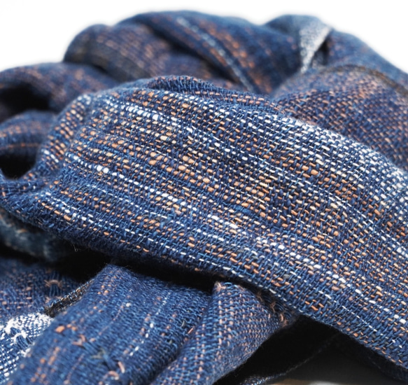 〜秋風とともに、巻物で自分らしく、プレゼントにも〜　手紬ぎスカーフ　綿　藍　草木染め　209S007 6枚目の画像
