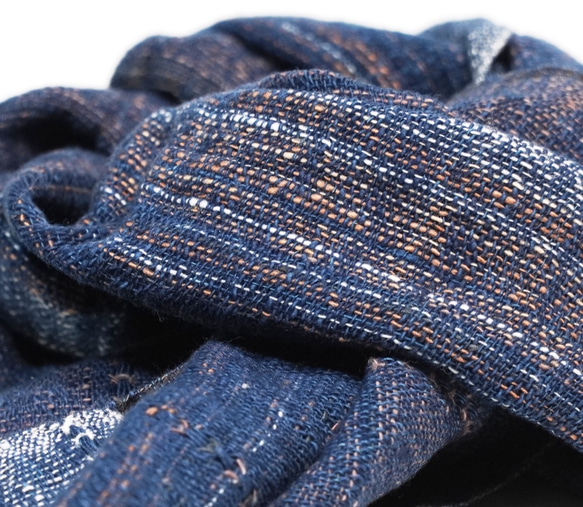 〜秋風とともに、巻物で自分らしく、プレゼントにも〜　手紬ぎスカーフ　綿　藍　草木染め　209S007 7枚目の画像