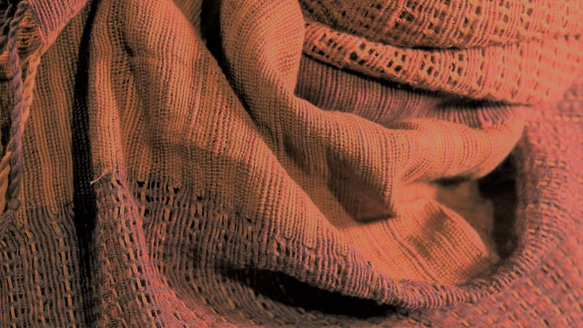 〜大地の色、伝統の織り技法〜　手紬ぎスカーフ　茶もじり 2104S004 2枚目の画像