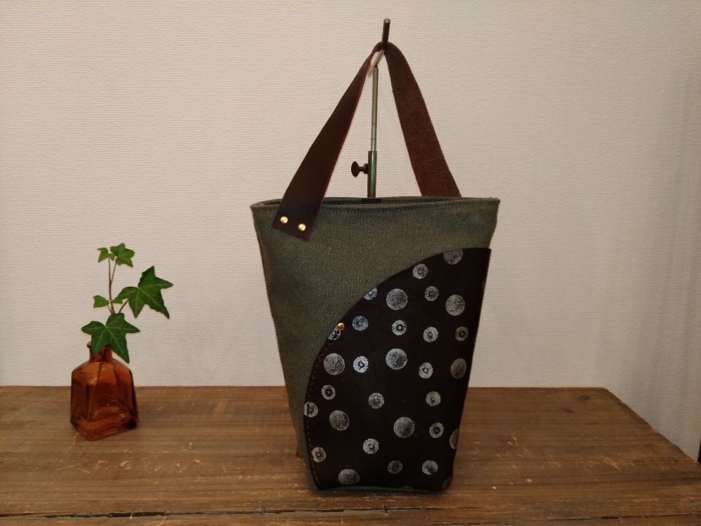 帆布のトートバッグSS（カーキグレー帆布/焦茶牛ヌメ革ドット） 6,160円