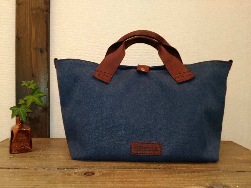 帆布のトートバッグMヨコ（ネイビー帆布/焦茶牛ヌメ革ハンドル）