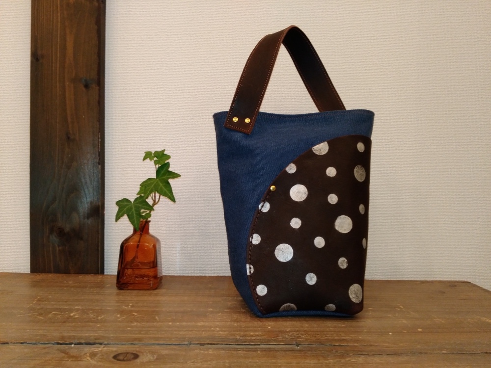 帆布のトートバッグSS（デニム色帆布/焦茶牛ヌメ革ドット）