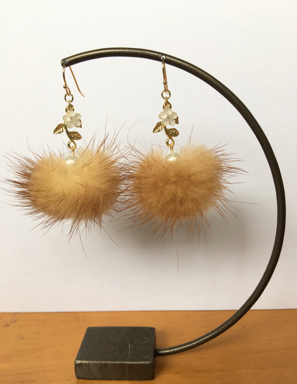 ふわふわミンクファーとお花のピアス／イヤリング ピアス