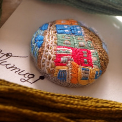 【tumugi】 手刺繍　ブローチ　くるみボタン １点物　風景刺繍　イタリア　ブラーノ島 3枚目の画像