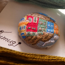 【tumugi】 手刺繍　ブローチ　くるみボタン １点物　風景刺繍　イタリア　ブラーノ島 4枚目の画像