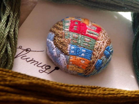 【tumugi】 手刺繍　ブローチ　くるみボタン １点物　風景刺繍　イタリア　ブラーノ島 5枚目の画像