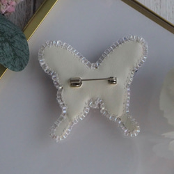 天然パールと蝶々　ビーズ刺繍ブローチ　コバルトブルー　ピンク　クリスタル　刺繍アート　芸術 2枚目の画像