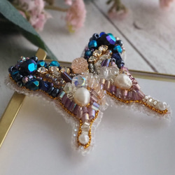 天然パールと蝶々　ビーズ刺繍ブローチ　コバルトブルー　ピンク　クリスタル　刺繍アート　芸術 4枚目の画像