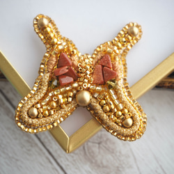蝶々　ビーズ刺繍ブローチ　金色　ゴールド　刺繍アート　芸術　バタフライ　装飾 3枚目の画像