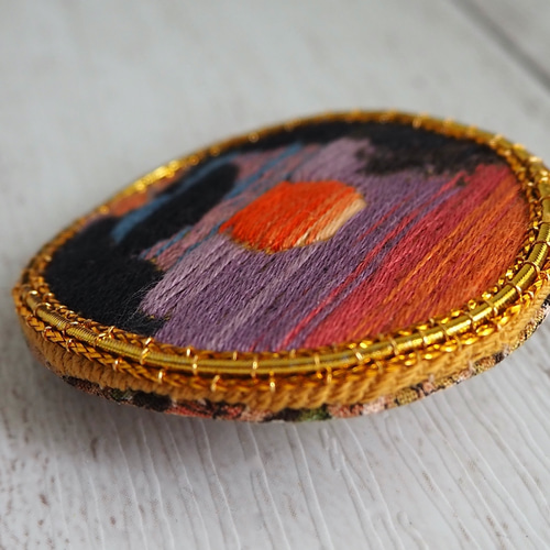 身に着ける刺繍アート ブローチ 1点物 風景刺繍 夕陽 夕焼け 身に着ける刺繍アート ブローチ 1点物 風景刺繍 夕陽 夕焼け
