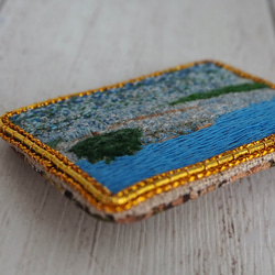 身に着ける刺繍アート ブローチ １点物 風景刺繍 ネモフィラ 花畑 芸術 手刺繍 刺繍 刺しゅう 5枚目の画像