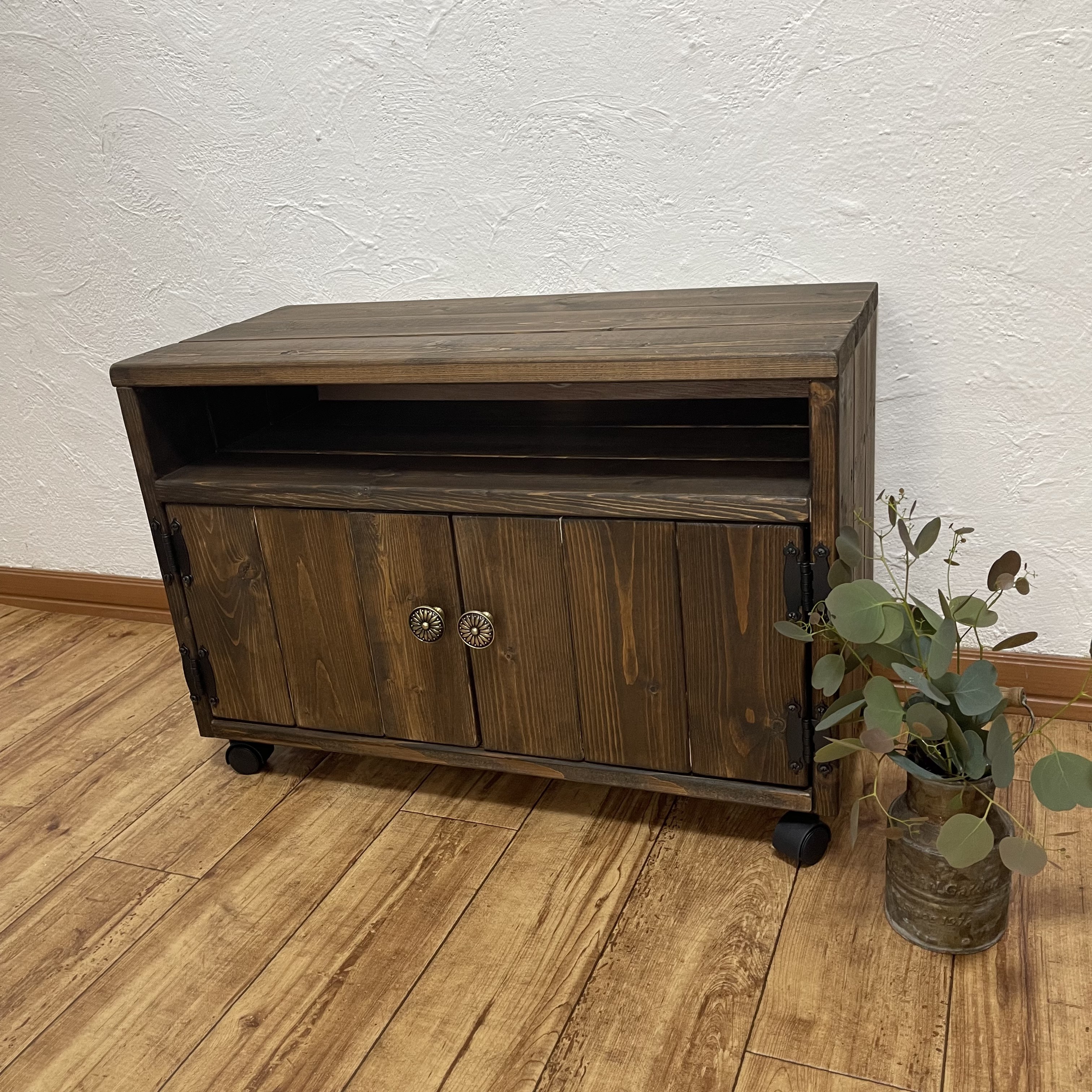 小さなテレビを置くのにちょうどいい*cabinet ；TV rack  キャビネット＊テレビ台
