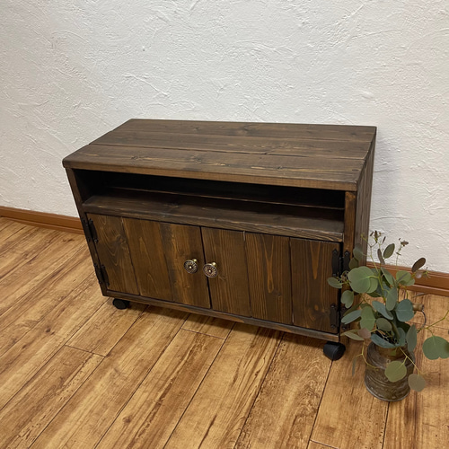 小さなテレビを置くのにちょうどいい*cabinet ；TV rack キャビネット