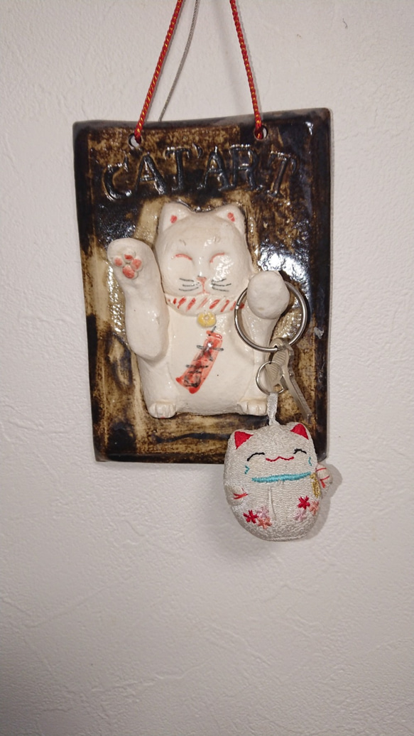 陶器の猫キーホルダー（大吉）掛けAタイプ 2枚目の画像