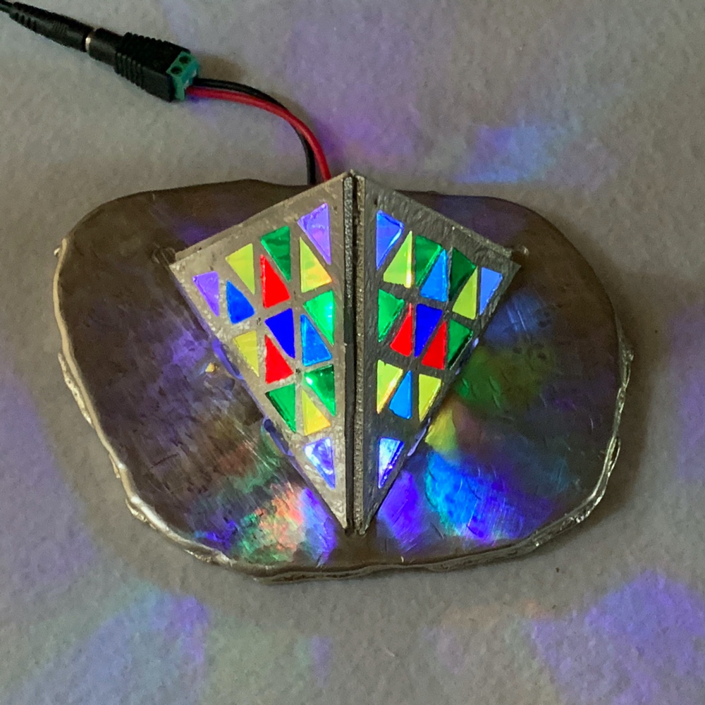 錫のLED照明　ステンドグラススタンド　赤外線リモコン付き 　三角錐　錫台座