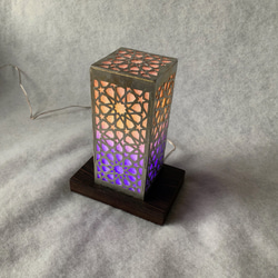 錫の12色LED照明スタンド　イスラム文様　四角柱形状　赤外線リモコンで色、パターンを変えられます　 8枚目の画像