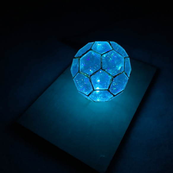 多面体ミラー万華鏡　サッカーボール多面体　内蔵LEDが非接触で光ります 1枚目の画像