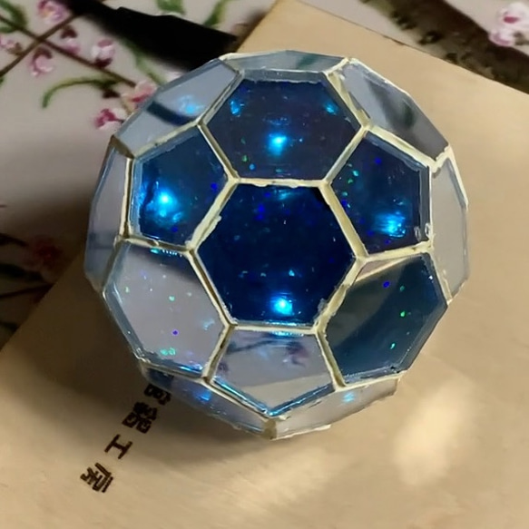 多面体ミラー万華鏡　サッカーボール多面体　内蔵LEDが非接触で光ります 2枚目の画像