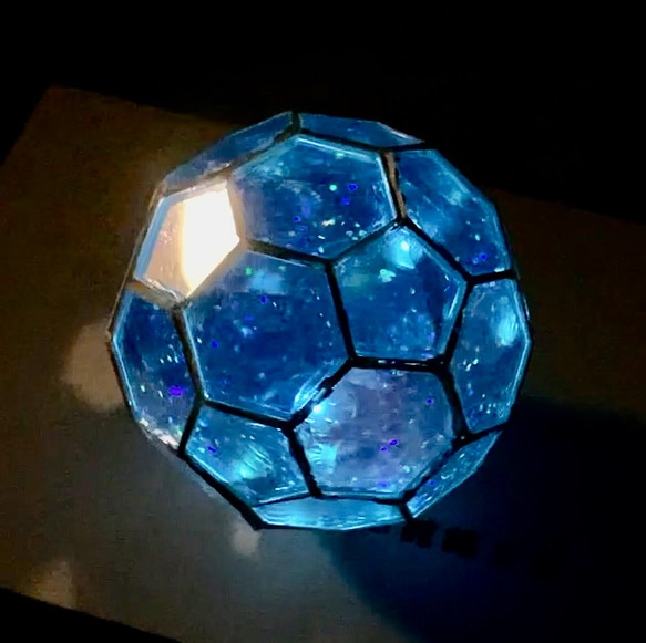 多面体ミラー万華鏡　サッカーボール多面体　内蔵LEDが非接触で光ります 4枚目の画像