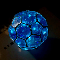 多面体ミラー万華鏡　サッカーボール多面体　内蔵LEDが非接触で光ります 5枚目の画像