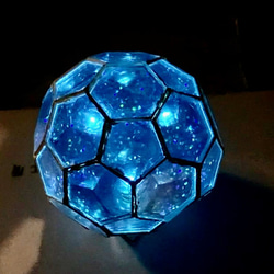 多面体ミラー万華鏡　サッカーボール多面体　内蔵LEDが非接触で光ります 6枚目の画像