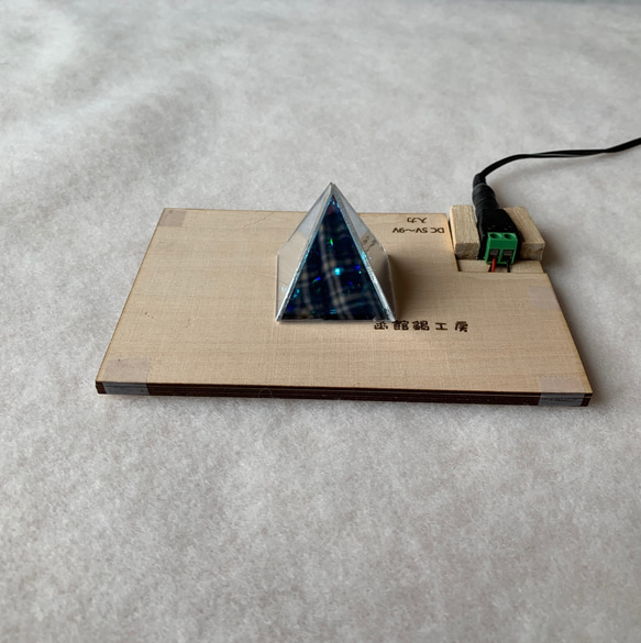 多面体ミラー万華鏡　ピラミッド多面体　内蔵LEDが非接触で光ります        Ω 人気・おすすめ｜売れ筋商品・話題商品におすすめ コスパ重視 安心配送 スピーディーにお届け