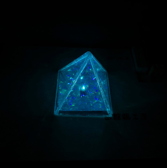 多面体ミラー万華鏡　ピラミッド多面体　内蔵LEDが非接触で光ります        Ω 人気・おすすめ｜売れ筋商品・話題商品におすすめ コスパ重視 安心配送 スピーディーにお届け