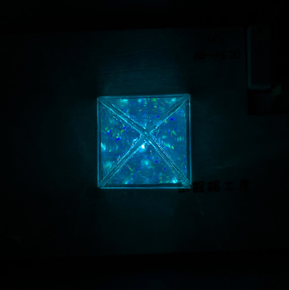 多面体ミラー万華鏡　ピラミッド多面体　内蔵LEDが非接触で光ります        Ω 人気・おすすめ｜売れ筋商品・話題商品におすすめ コスパ重視 安心配送 スピーディーにお届け