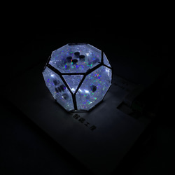 多面体ミラー万華鏡　切頂六面体多面体　内蔵LEDが非接触で光ります（サイコロの眼で） 4枚目の画像