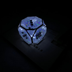 多面体ミラー万華鏡　切頂六面体多面体　内蔵LEDが非接触で光ります（サイコロの眼で） 5枚目の画像