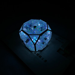 多面体ミラー万華鏡　切頂六面体多面体　内蔵LEDが非接触で光ります（サイコロの眼で） 6枚目の画像