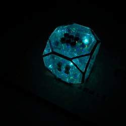 多面体ミラー万華鏡　切頂六面体多面体　内蔵LEDが非接触で光ります（サイコロの眼で） 7枚目の画像