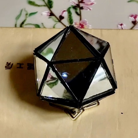 多面体ミラー万華鏡　正二十面体　内蔵LEDが非接触で光ります