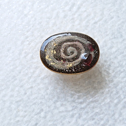 No.28 臙脂の渦 帯留め  天然石(ガーネット)使用  えんじ 渦巻き 2枚目の画像