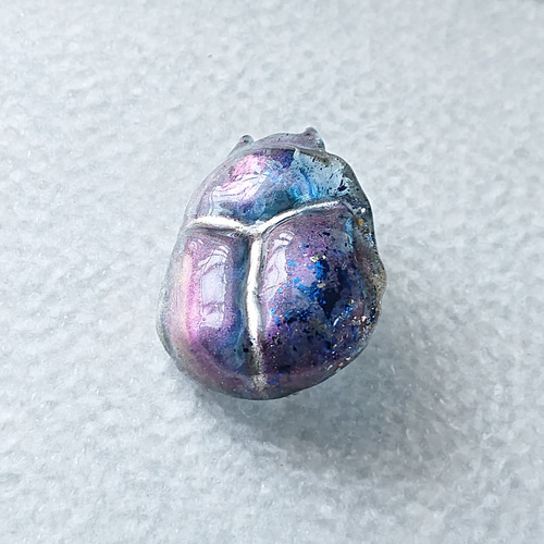 激レア☆ブルーチェンジウランガラス☆馬蹄型☆ラッキーモチーフブローチ No.110 再生のスカラベ(ブルー) ブローチ フンコロガシ ラッキー