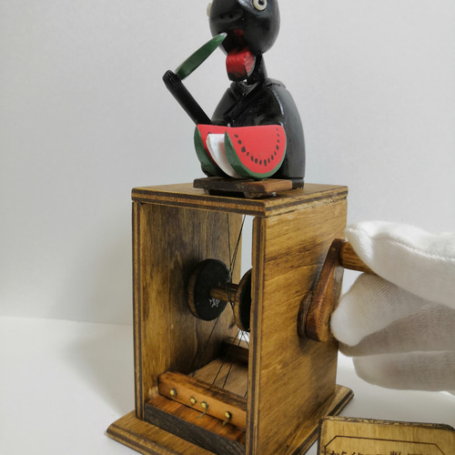 神戸人形 西瓜】―見るたびに新しい発見。あなたの暮らしに遊び心を―