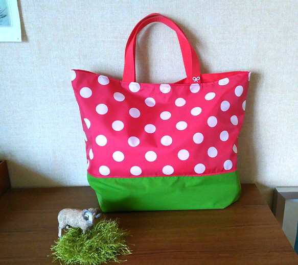 受注製作☆赤ドット・黄緑　防水布のバッグ☆プールバッグに、雨の日のおけいこに 1枚目の画像