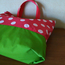 受注製作☆赤ドット・黄緑　防水布のバッグ☆プールバッグに、雨の日のおけいこに 2枚目の画像