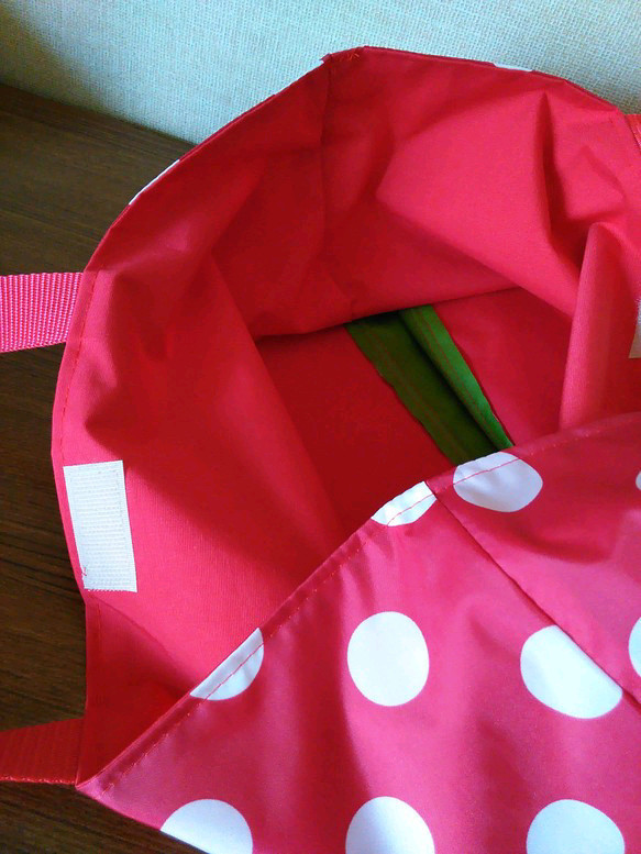 受注製作☆赤ドット・黄緑　防水布のバッグ☆プールバッグに、雨の日のおけいこに 4枚目の画像