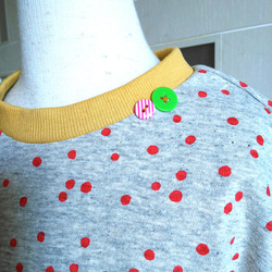 子供服SALE☆100 ランダムドットのプルオーバー　杢グレーに赤ドット 2枚目の画像