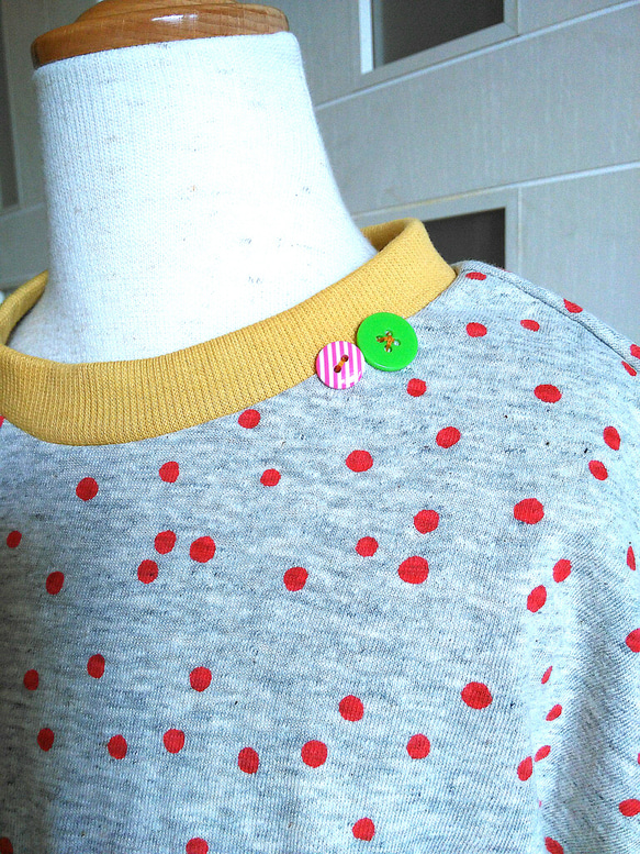 子供服SALE☆100 ランダムドットのプルオーバー　杢グレーに赤ドット 2枚目の画像