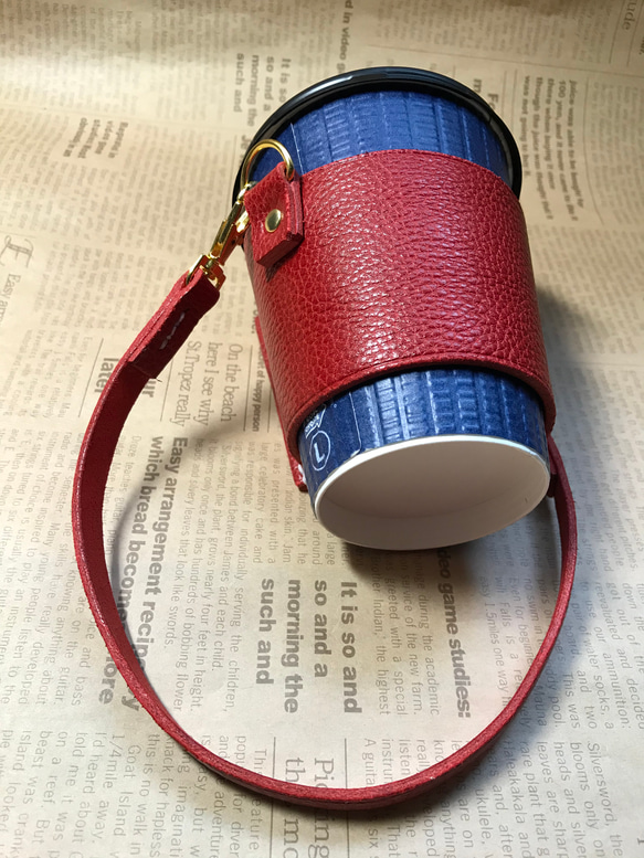 #7 牛革製カップホルダー(手縫い) ストラップ付き　赤　表面シボ加工 5枚目の画像