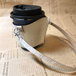 #7 牛革製カップホルダー(手縫い) ストラップ付き　白クロコダイル型押し 3枚目の画像