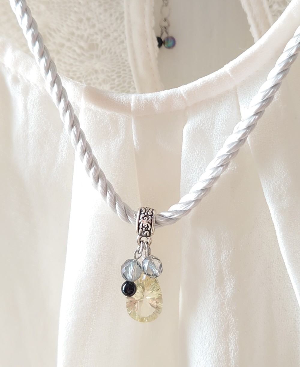 服の上につけても映える天然石のネックレス 7,056円