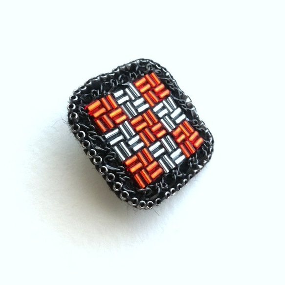 【ビーズ刺繍】　オレンジ＆グレー　メタリックな市松模様ブローチ 2枚目の画像