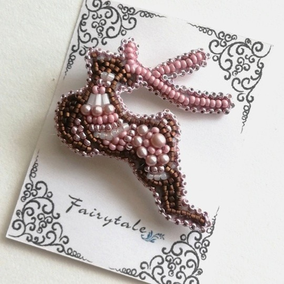 ビーズ刺繍】ぴょん鹿 ピンク ブローチ Fairytale 通販 11584181
