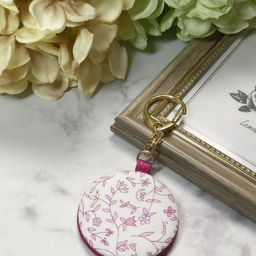 ❇︎レッド❇︎イニシャルTとちょうちょの本革のチャーム ♡レザー×リバティ イニシャルミニチャーム♡キーホルダー イニシャルT
