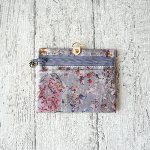 リバティラミネートクリアパスケース〈ワイルドフラワーズ〉 IDカードケース・Wild Flowers（ワイルド・フラワーズ）グレー